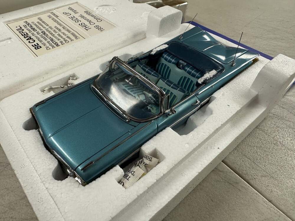 Danbury Mint 1959 Chevrolet Impala Convertible 1:24 Diecast Sapphire Model Car